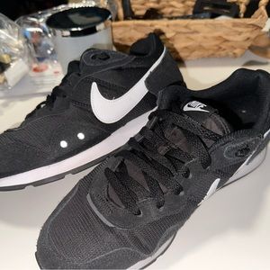 Black Nike Woman’s Venture Runner